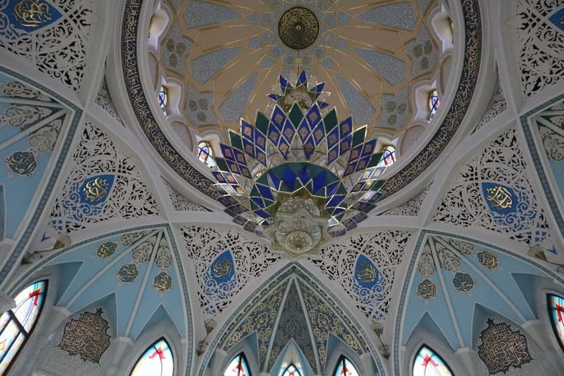 Украшенный потолок мечети