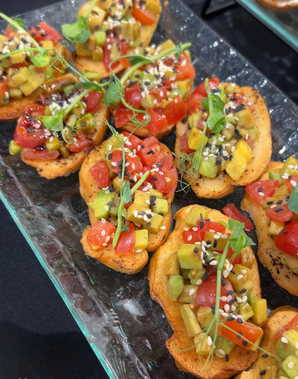 Мини брускетта с томатами, авокадо, рукколой, кунжутом и бальзамическим соусом