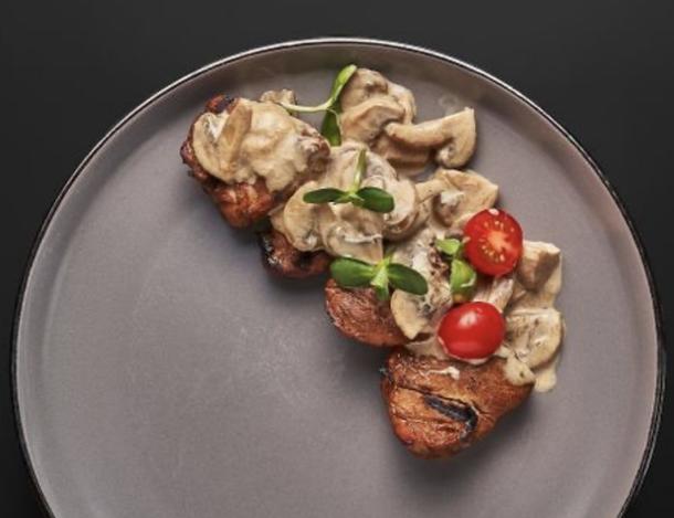 Медальоны из свиной вырезки с грибным соусом и запеченным картофелем