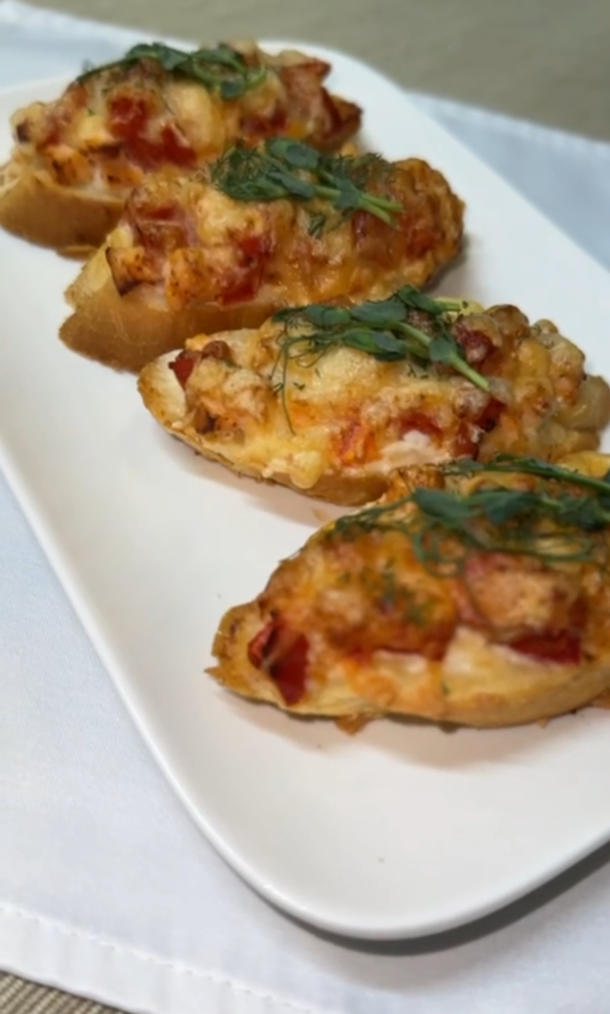 Запеченная брускетта с копченой курицей