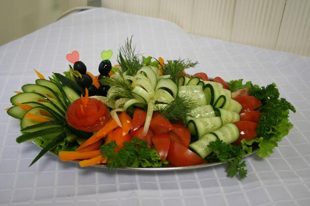 Ассорти из овощей (томаты, огурцы, редис, зелень) Ассорти из овощей (томаты, огурцы, редис, зелень)