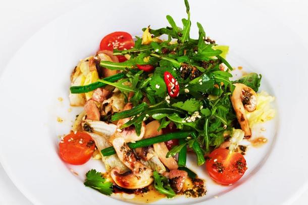 Салат из листьев шпината, с нежной куриной грудкой, запеченной под соусом Барбекю, томатов черри, апельсина. Подается с бальзамическим соусом и посыпается обжаренным кунжутом Салат из листьев шпината, с нежной куриной грудкой, запеченной под соусом Барбекю, томатов черри, апельсина. Подается с бальзамическим соусом и посыпается обжаренным кунжутом