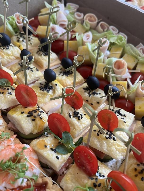 Клаб-канапе из слоеного теста с красной рыбкой Клаб-канапе из слоеного теста с красной рыбкой