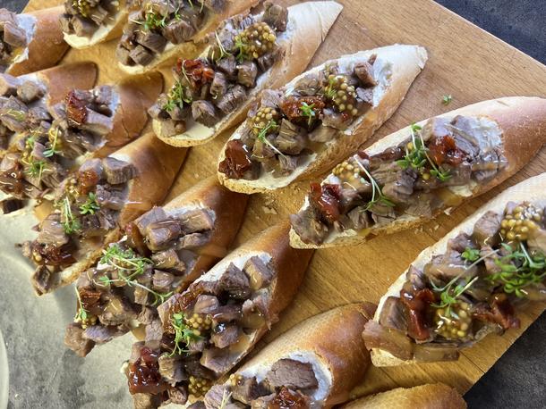 Брускетта с запеченой говядиной, вялеными томатами и зерненой горчицей