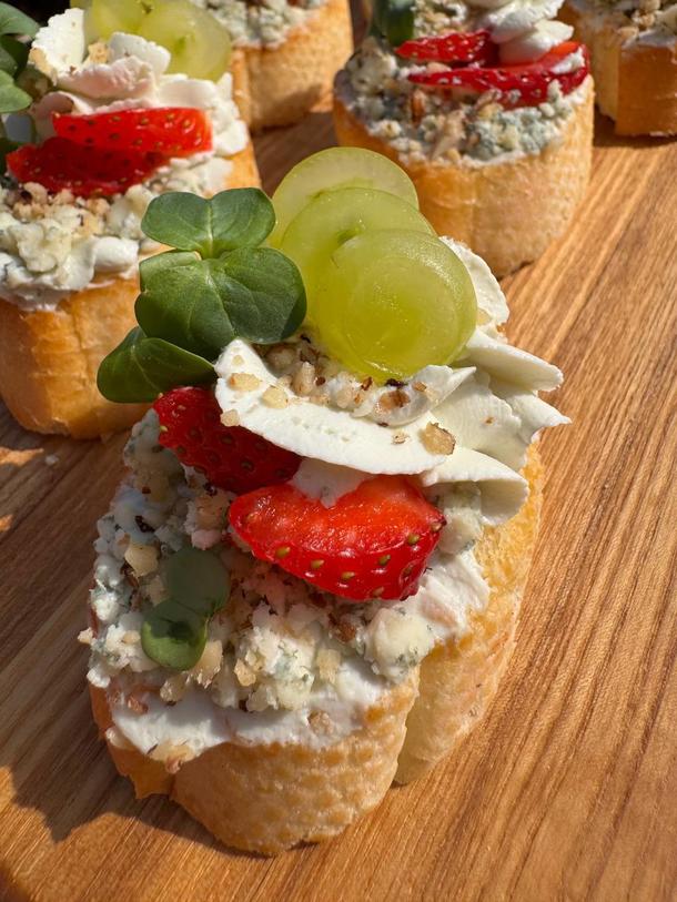 Брускетта с муссом дор блю, виноградом и клубникой