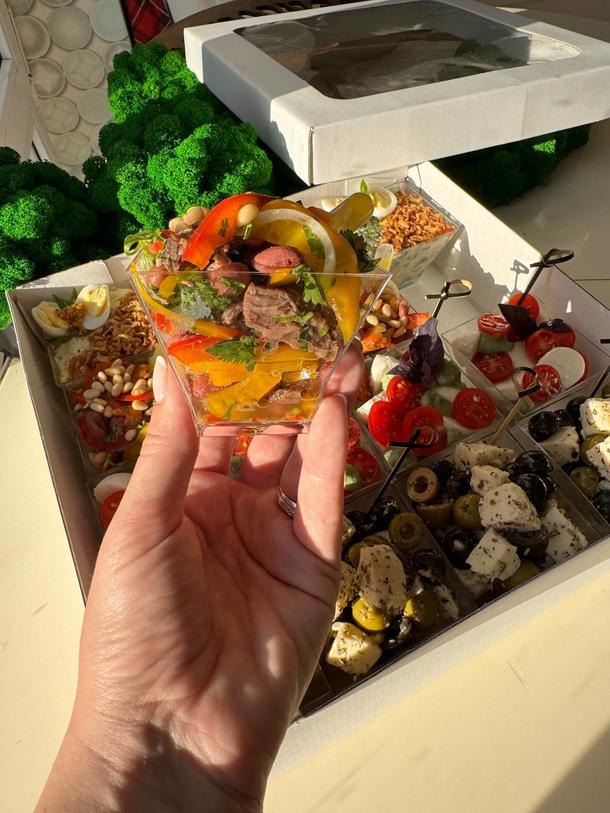 Салат «Грузинский» мясной с кедровыми орешками