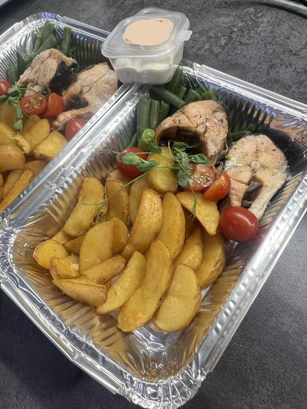 Куриный шашлычок из бедра, со свежими овощами и картофелем по-деревенски Куриный шашлычок из бедра, со свежими овощами и картофелем по-деревенски