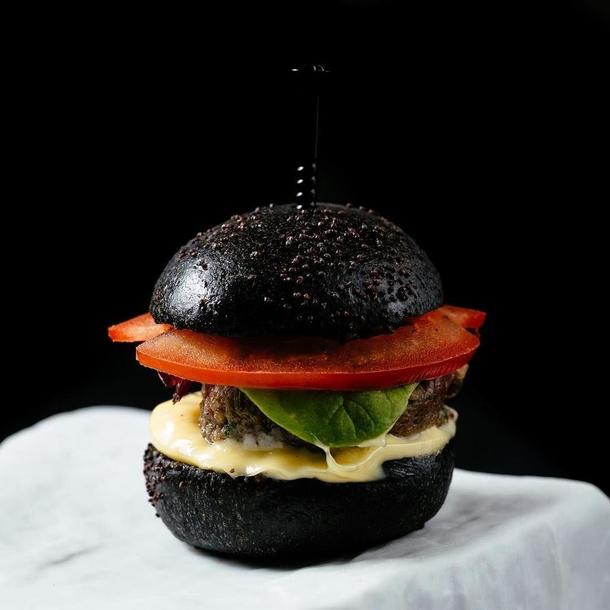 Мини black бургер на фирменной котлете собственного производства с соусом барбекю, бакинсикими томатами и солеными огурчиками