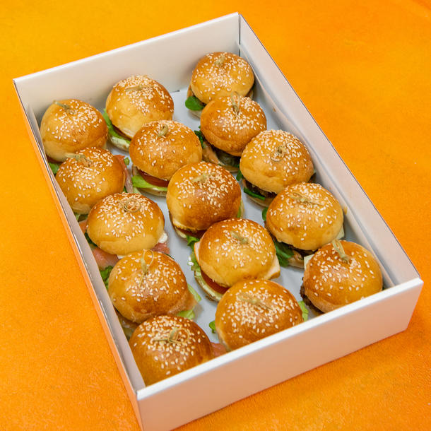 Бокс с мини бургерами с пшеничной булочкой (15 шт)