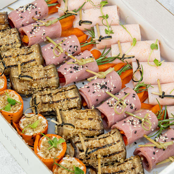 Бокс закусочных канапе рулетиков (32 шт) Бокс закусочных канапе рулетиков (32 шт)