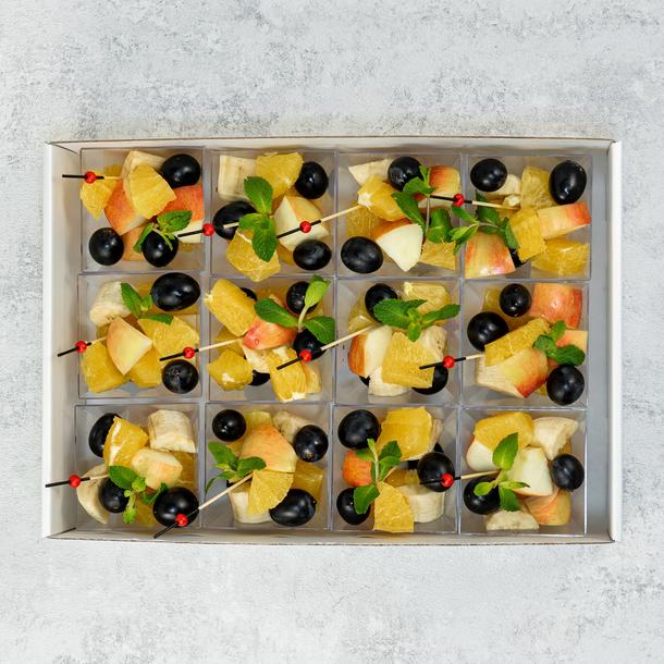 Микс фруктовых кубиков в индивидуальных креманках со шпажкой (12 шт) Микс фруктовых кубиков в индивидуальных креманках со шпажкой (12 шт)