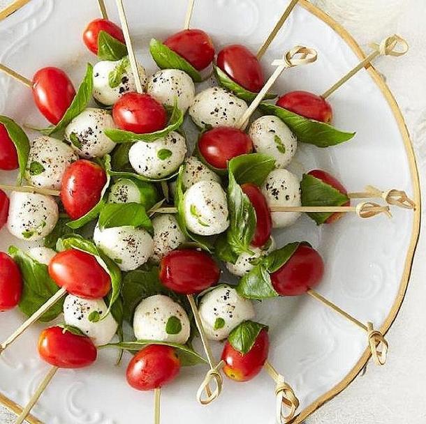 Канапе с моцареллой и черри с соусом песто