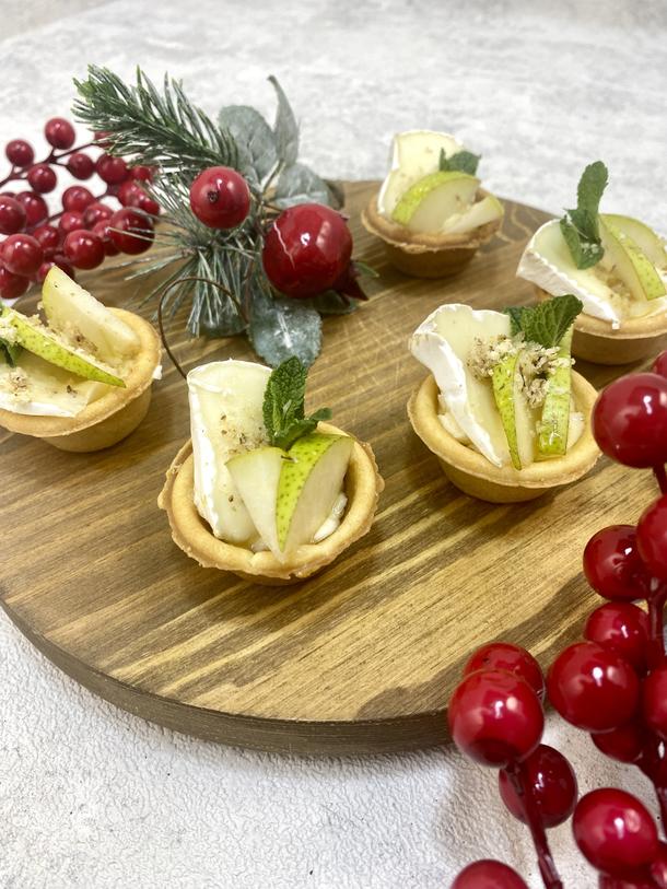 Мини - тарт с сыром камамбер, грушей, медом и ореховой пудрой