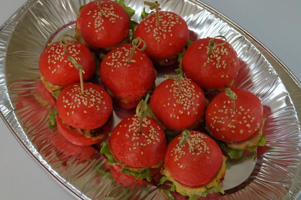 Плеттер красных мини- бургеров "red beef" с телятиной Плеттер красных мини- бургеров "red beef" с телятиной