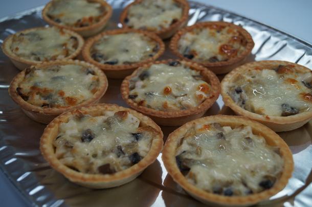 Плеттер Киш с курицей, грибами, сыром (10 шт) Плеттер Киш с курицей, грибами, сыром (10 шт)