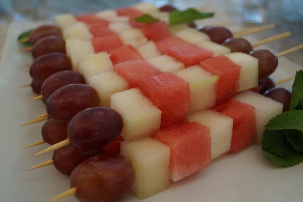 Фруктовый шашлычок (из сезонных фруктов) Фруктовый шашлычок (из сезонных фруктов)