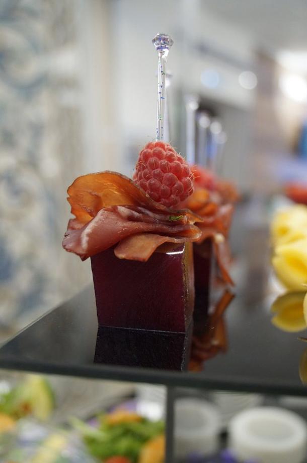 Ростбиф из телятины на ягодном мармеладе, декорирован ягодой или микрозеленью