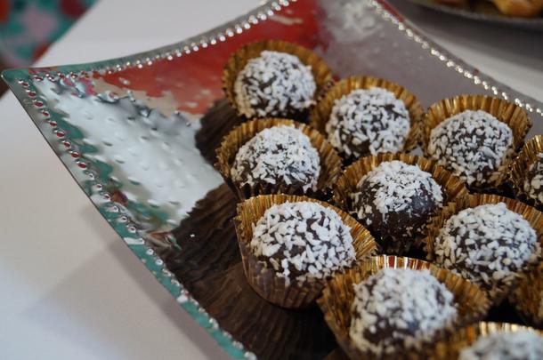 Десертные конфета ручной работы с какао, с песочным бисквитом, творогом, кокосом