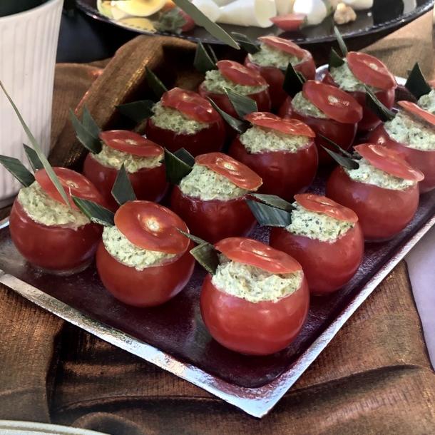 Мини томаты Лигурия (блюдо, 10 шт) черри с рикотой, жареным шпинатом, соусом песто