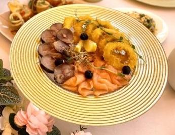 Ассорти рыбное (семга с/с, скумбрия, кальмар в темпуре, зелень, лимон)