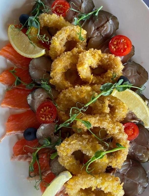 Ассорти рыбное (семга с/с, скумбрия, кальмар в темпуре, зелень, лимон)
