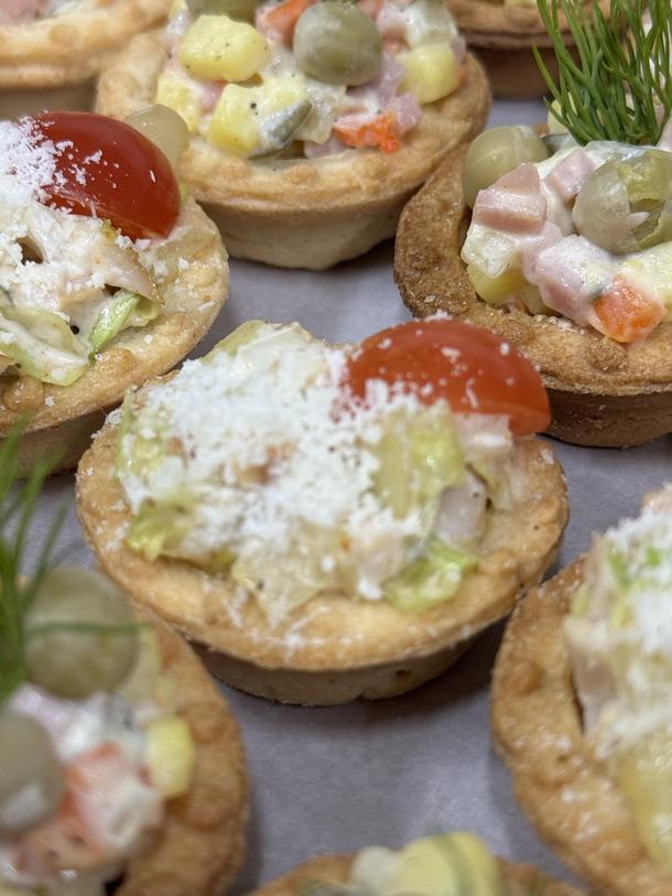 Мини тарталетка с салатом Цезарь Мини тарталетка с салатом Цезарь