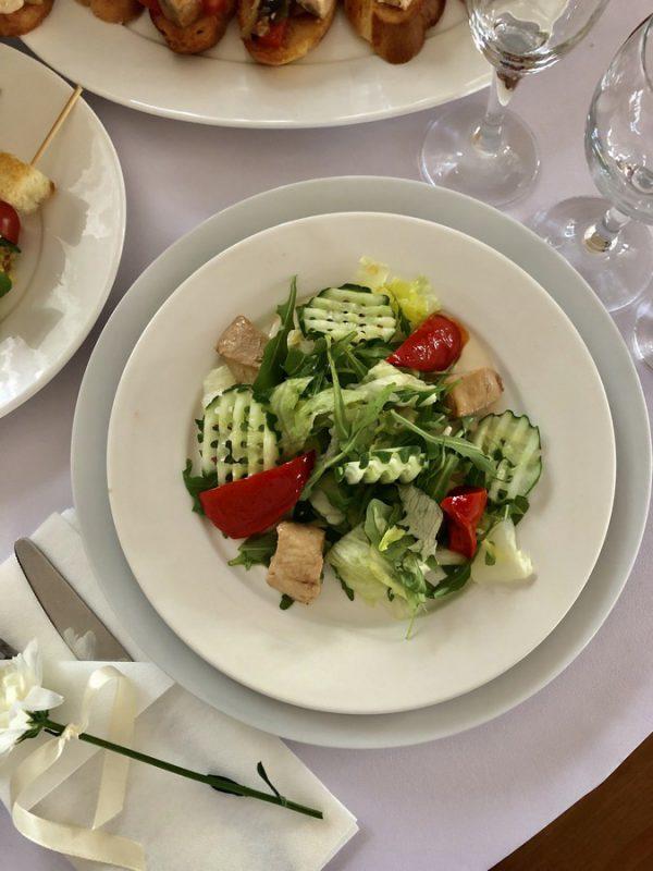 Салат с запеченной куриной грудкой, томатом, огурцом, перцем болг., соусом террияки