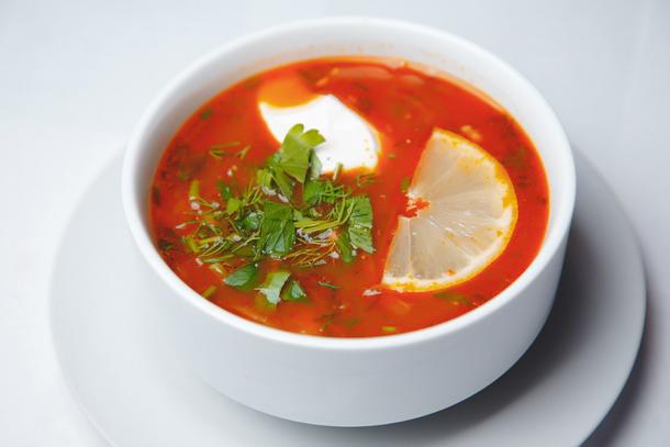 Солянка по-домашнему, мясная, со сметаной и лимоном