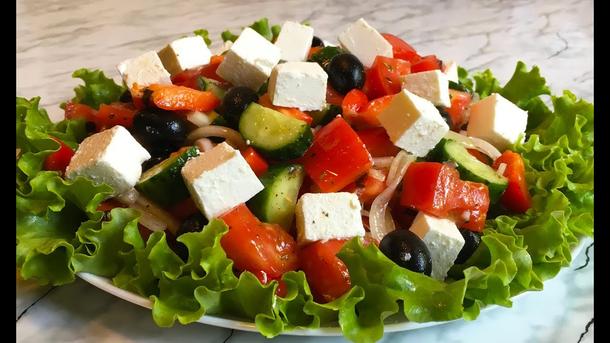Салат Афродита в греческом стиле из свежих овощей, маслин, сыра фета