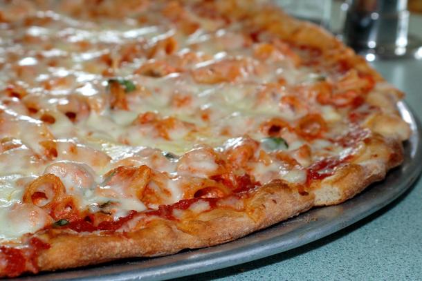 Пицца домашняя на нежном слоеном тесте с колбасками, томатом и сыром (d-30 см, (детское)