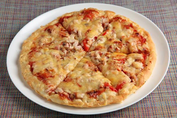 Пицца домашняя на нежном слоеном тесте с куриной грудкой, томатом и сыром (d-30 см, (детское)