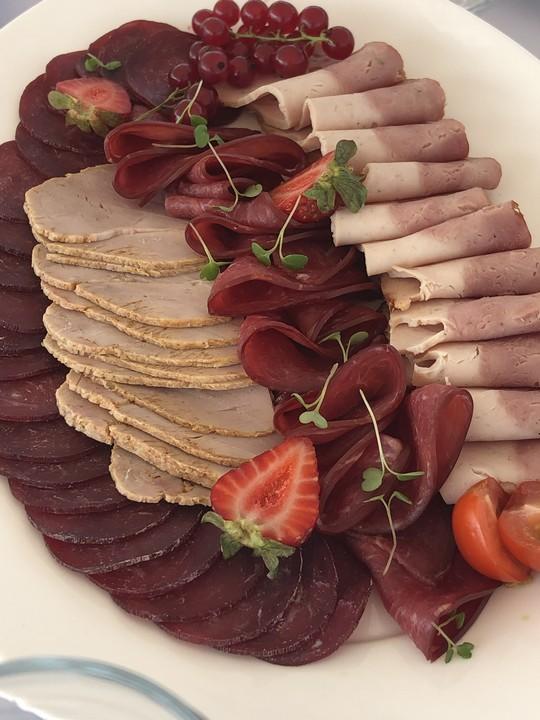 Ассорти мясное национальное (казылык, бастурма, говядина копченая, зелень, декор) Ассорти мясное национальное (казылык, бастурма, говядина копченая, зелень, декор)