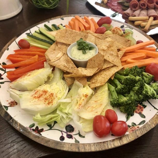 Ассорти Крудите овощное с домашними чипсами и легким сырным соусом