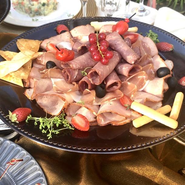 Ассорти мясное (Халяль) (говядина копченая, колбаса говяжья халяль, буженина из индейки, декор, соус, зелень_