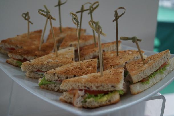 Мини-сэндвич с ветчиной из птицы, сыром эменталь, салатом, сливочным соусом Мини-сэндвич с ветчиной из птицы, сыром эменталь, салатом, сливочным соусом