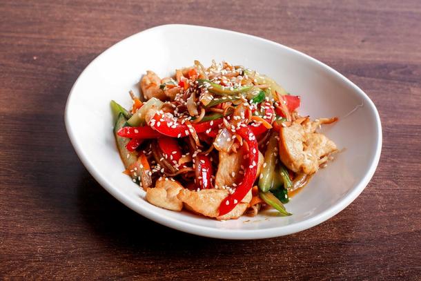 Салат с запеченной телятиной, летними овощами, салатом - микс, кунжутом и соусом терияки