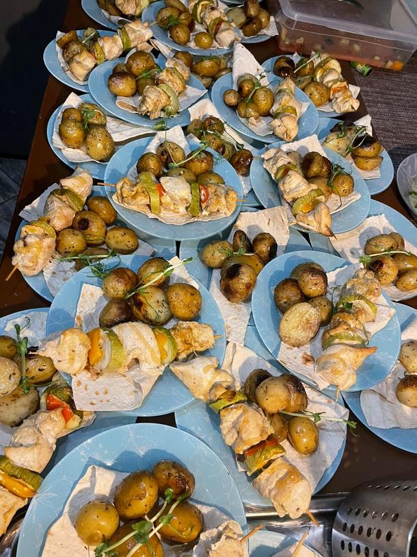 Куриный шашлычок и печенным картофелем Беби в травах