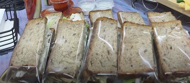 Сендвич с курочкой и соусом Цезарь