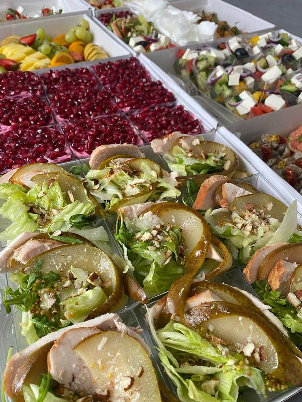 Салат Изысканный с копченой курицей и карамелизированной грушей