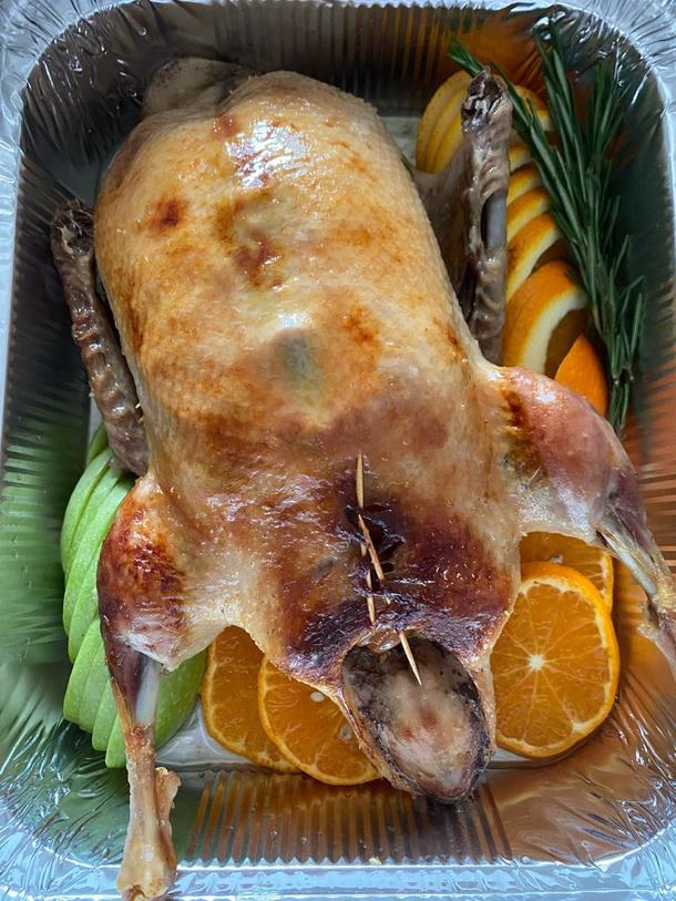 Утка целая запеченная в медово-цитрусовом маринаде