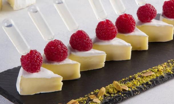 Канапе камамбер с малиной и шампанским Канапе камамбер с малиной и шампанским