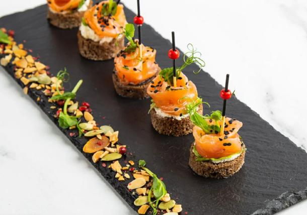 Канапе с семгой на тосте. Канапе с семгой на тосте.