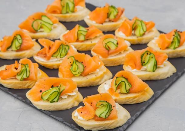 Брускетта с лососем и огурцом Брускетта с лососем и огурцом