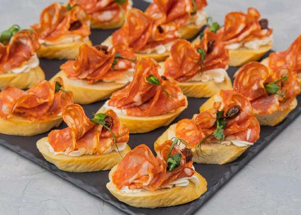 Брускетта с чоризо и вяленым томатом Брускетта с чоризо и вяленым томатом