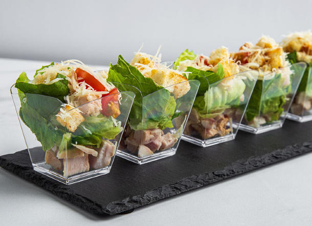 Мини салат Цезарь с курицей Мини салат Цезарь с курицей