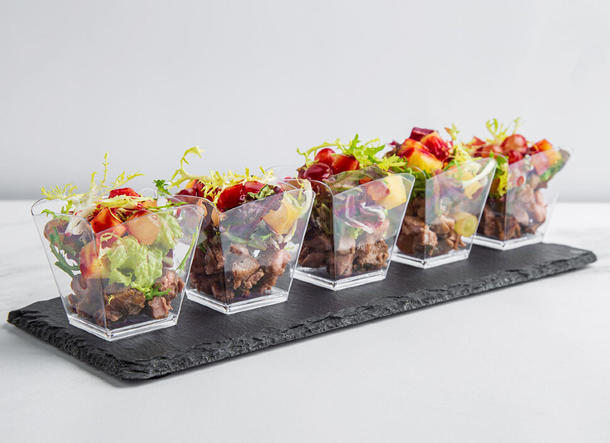 Салат с уткой и ягодным соусом Салат с уткой и ягодным соусом