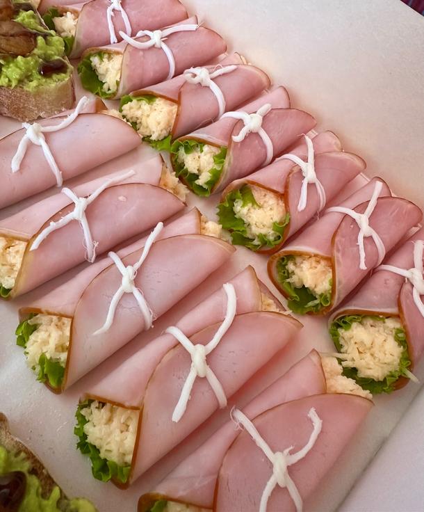 Рулетик с ветчиной и сыром Рулетик с ветчиной и сыром