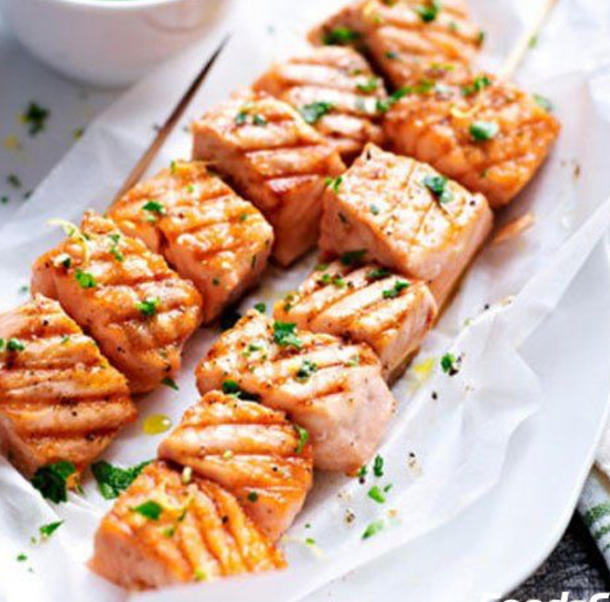 Шашлычек из семги на шпажке Шашлычек из семги на шпажке