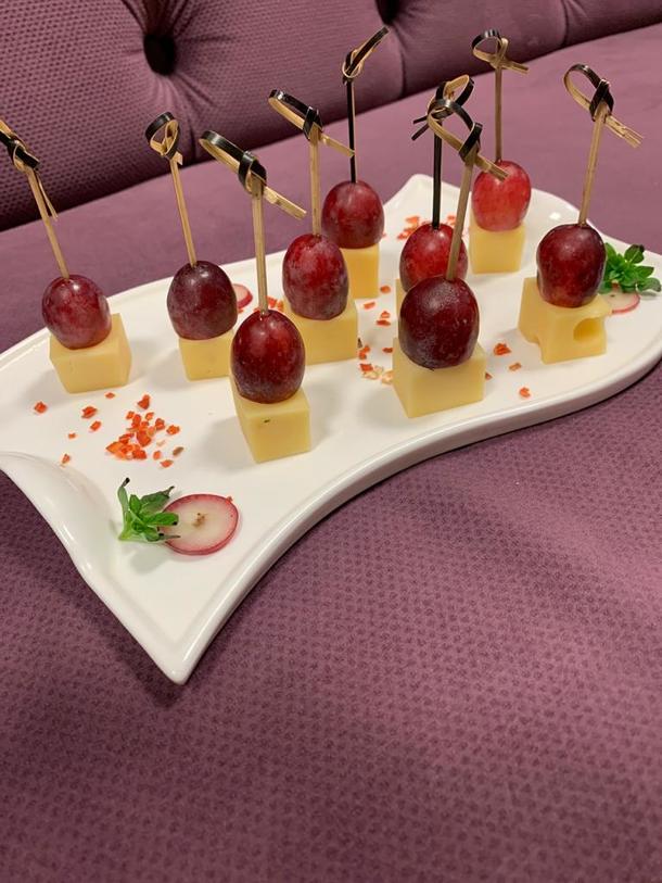 Канапе с сыром и виноградом