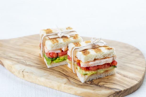 Мини сэндвич с полу копчённой курицей, огурцом, томатами и сливочным соусом Мини сэндвич с полу копчённой курицей, огурцом, томатами и сливочным соусом